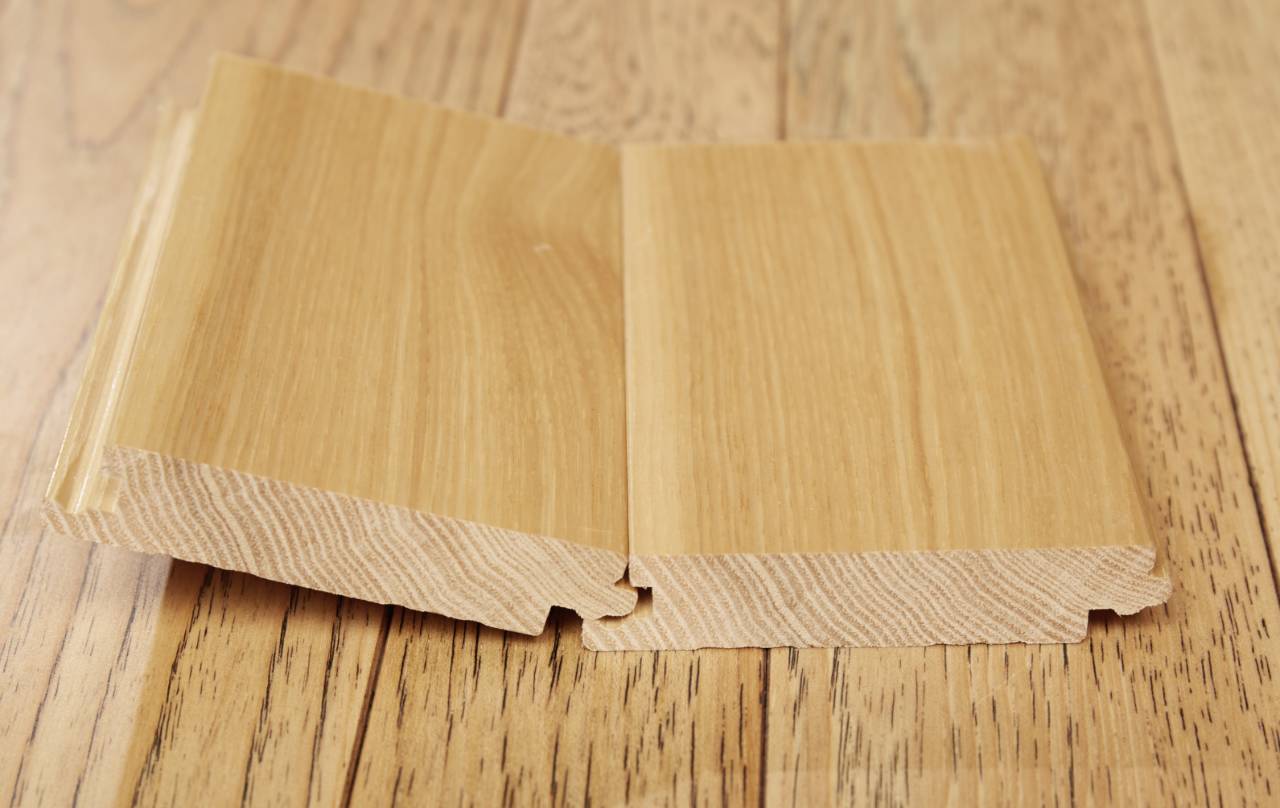 款产品的背面及侧面,最为明显的区别就是对比的某品牌产品在地板四周