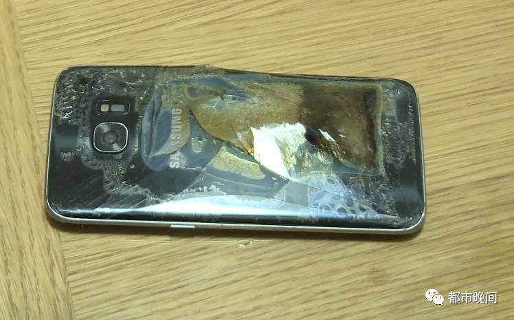 惊坏了三星s7手机手中爆炸冒出滚滚白烟