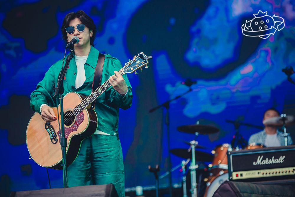 低苦艾乐队主唱刘堃在草莓音乐节上穿着不止盒子的搭配为粉丝献唱,平