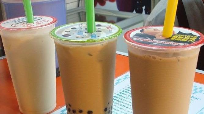 而且现在一杯奶茶都价格不菲 这让我们想起90年代末20年代初 奶茶饮品