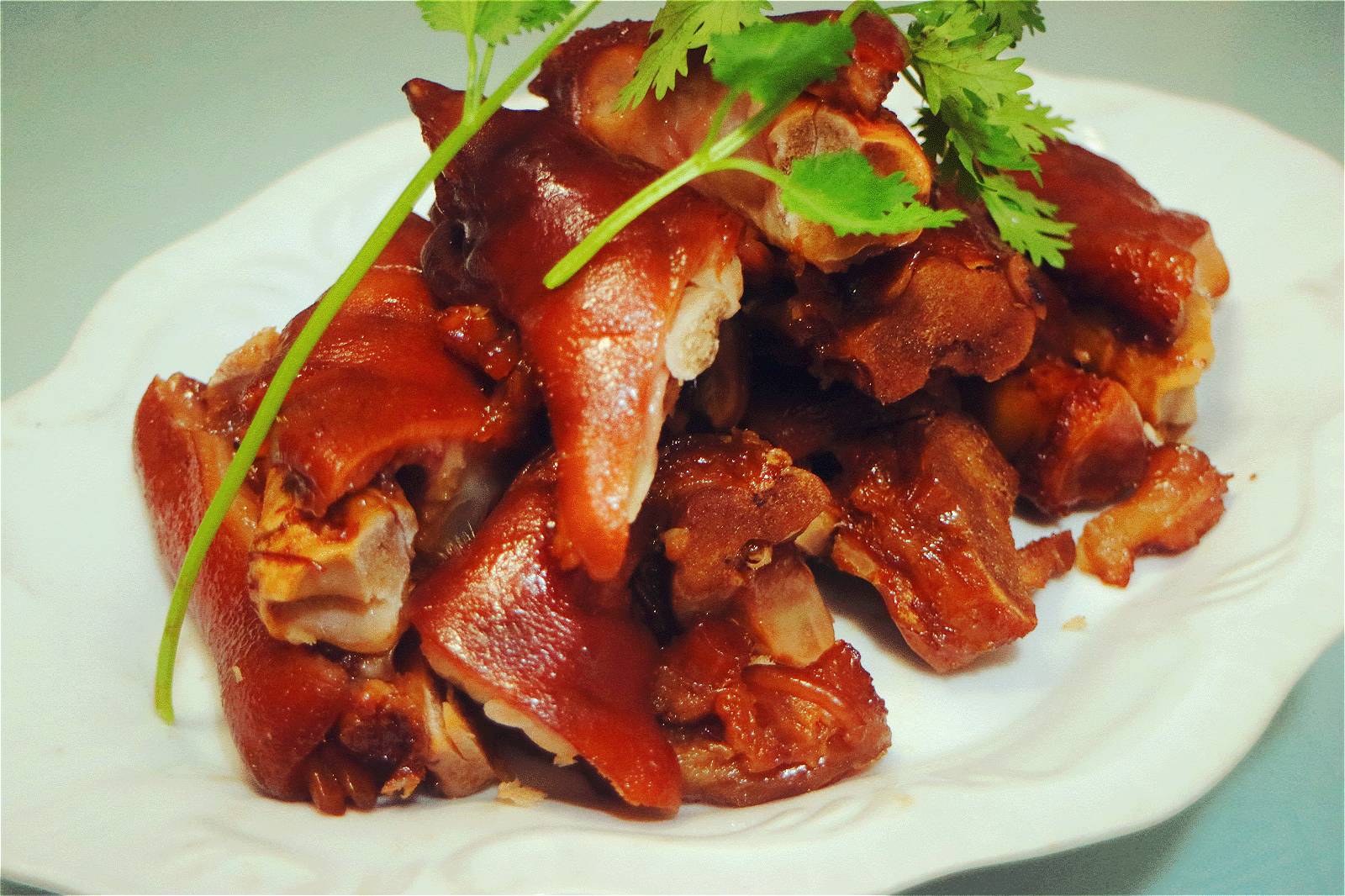 酱香猪蹄的做法最正宗的(酱香猪蹄的做法 最正宗的做法)