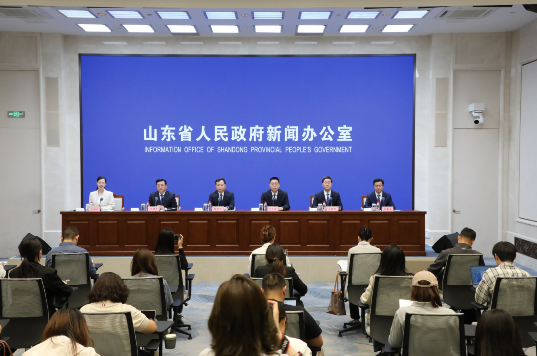 新闻发布会现场图