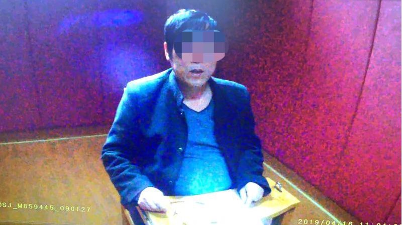 男子无证驾车见到高速民警立马掉头逆行 弃车逃跑