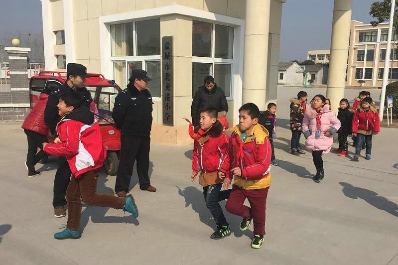 盐城护学出实招 四方联动保秩序加强校园安全