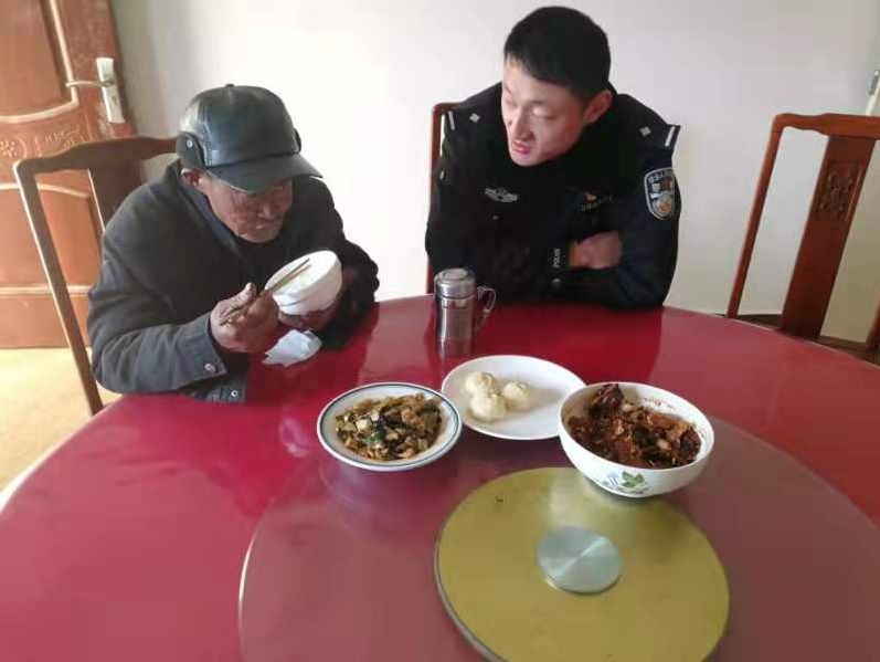 71岁老船夫因船只搁浅无法前行被困 挨饿受冻