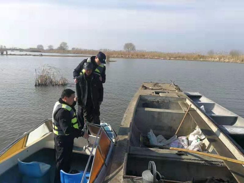 71岁老船夫因船只搁浅无法前行被困 挨饿受冻