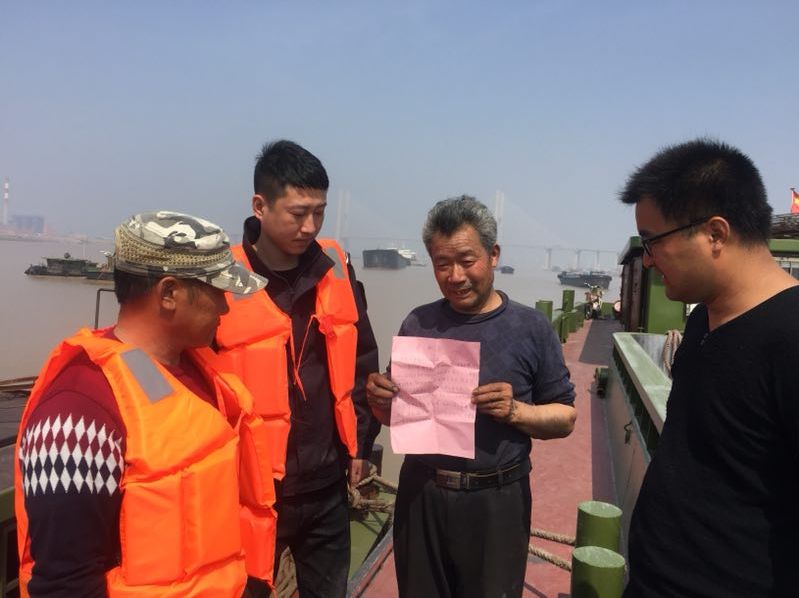 六十岁老渔民落水危在旦夕 两名渔政人员及时营救