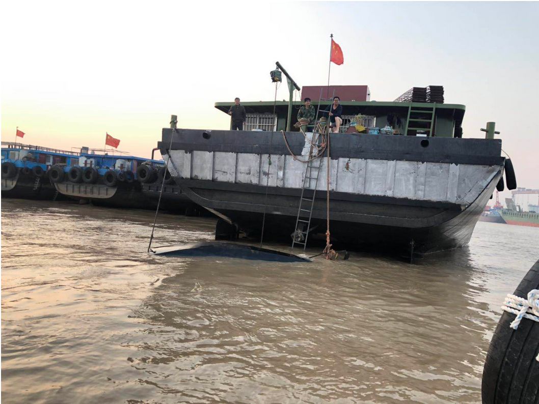 六十岁老渔民落水危在旦夕 两名渔政人员及时营救