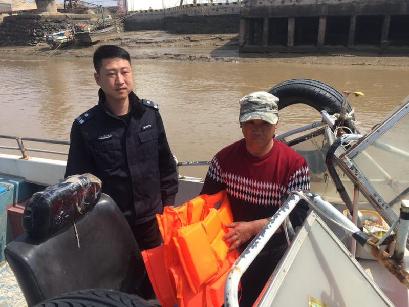 六十岁老渔民落水危在旦夕 两名渔政人员及时营救