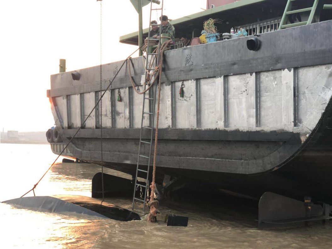 六十岁老渔民落水危在旦夕 两名渔政人员及时营救