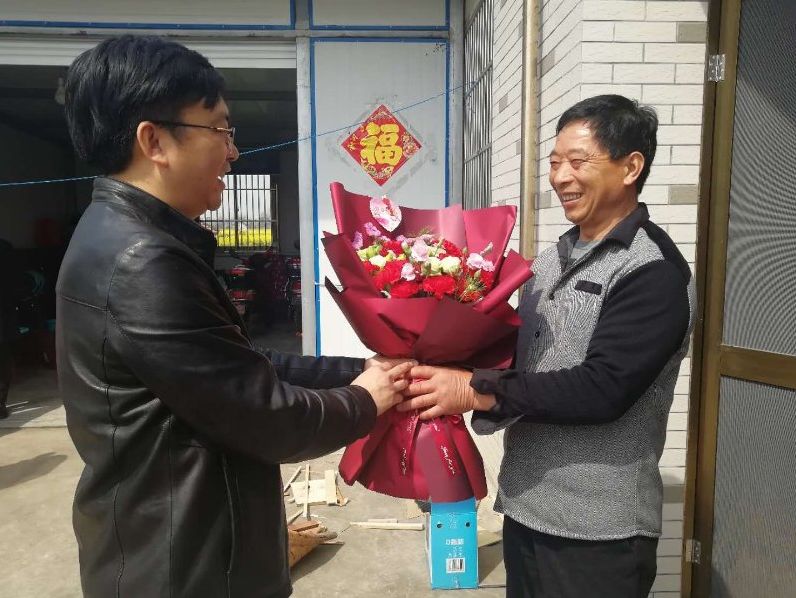 通州救人的好大叔荣归家乡 受到乡邻热烈欢迎