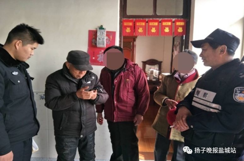 大丰一中年妇女“顺手牵羊”拿手机 过程全被拍下