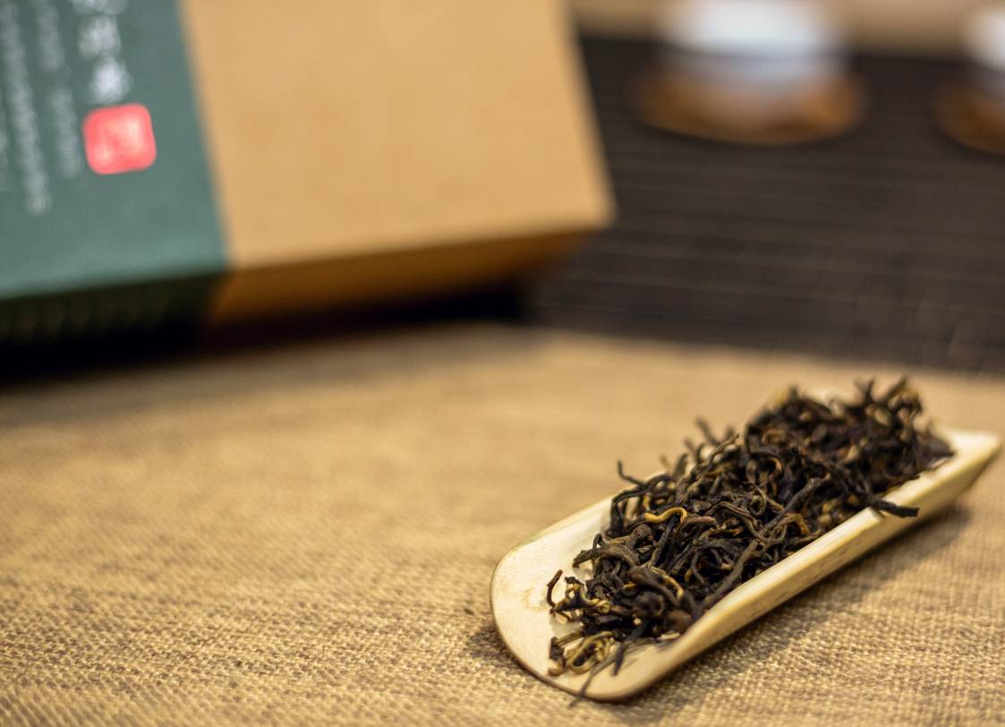 传统红茶采用高温烘焙提香,茶叶内含物失去活性,不能后发酵,因此丛谮