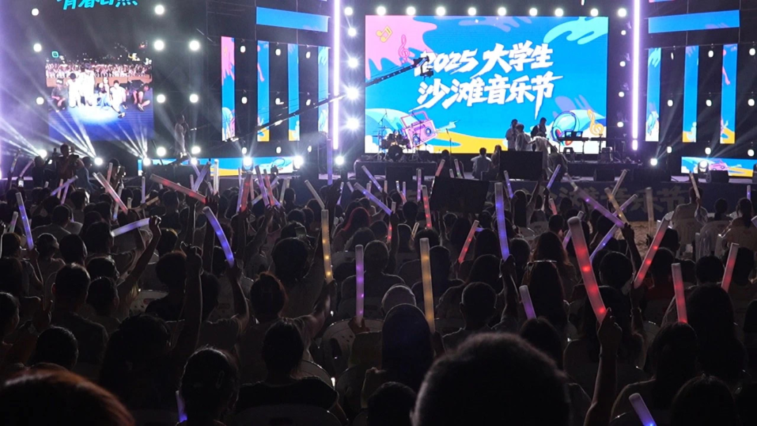 青春日照 向海而歌！日照康养学子唱响2025大学生沙滩音乐节