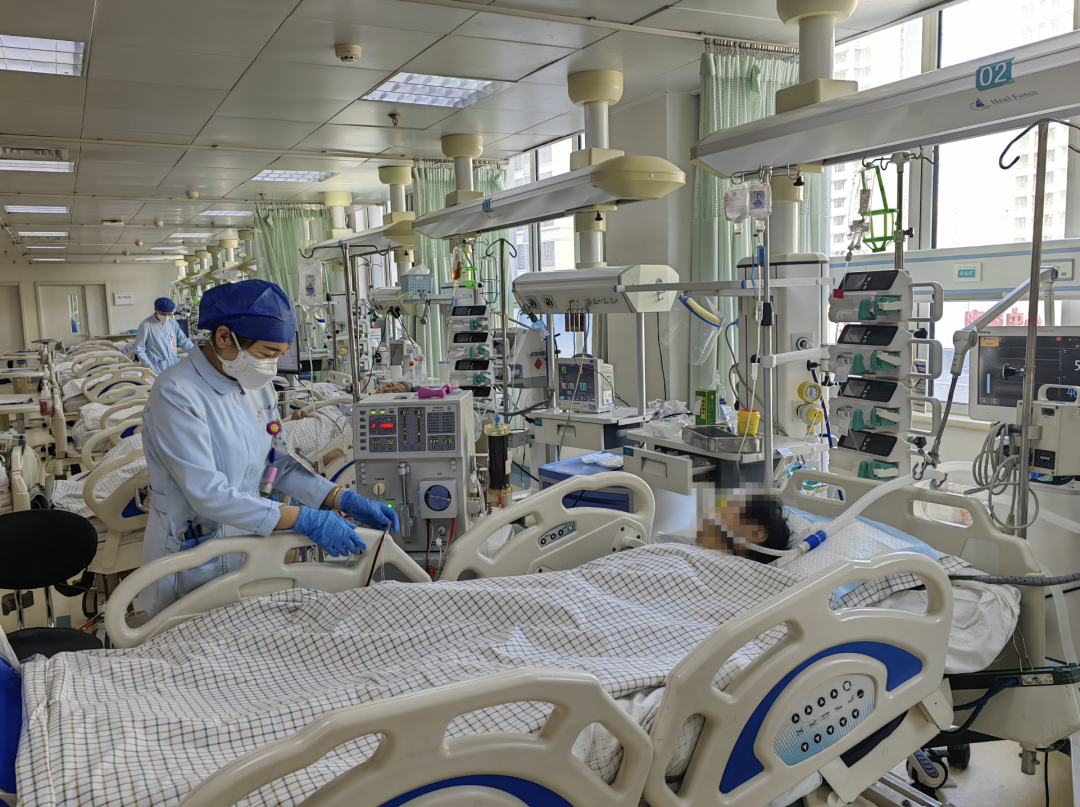 医院床位灯怎么关打造全链条急救闭环 EICU为危急重症患者守护生命之灯——山东大学第二医院重症医疗救治系列报道_https://www.jmylbn.com_新闻资讯_第5张