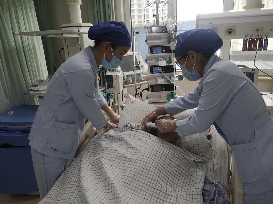 医院床位灯怎么关打造全链条急救闭环 EICU为危急重症患者守护生命之灯——山东大学第二医院重症医疗救治系列报道_https://www.jmylbn.com_新闻资讯_第7张