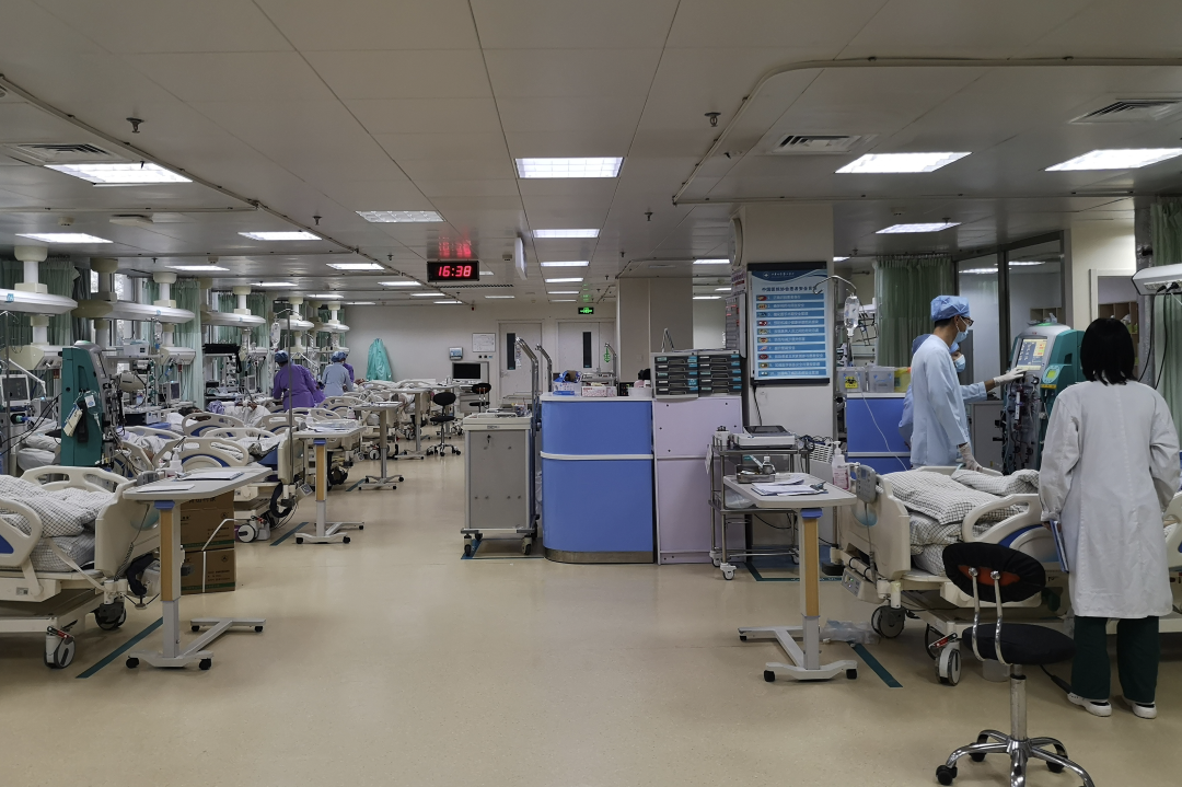 医院床位灯怎么关打造全链条急救闭环 EICU为危急重症患者守护生命之灯——山东大学第二医院重症医疗救治系列报道_https://www.jmylbn.com_新闻资讯_第9张