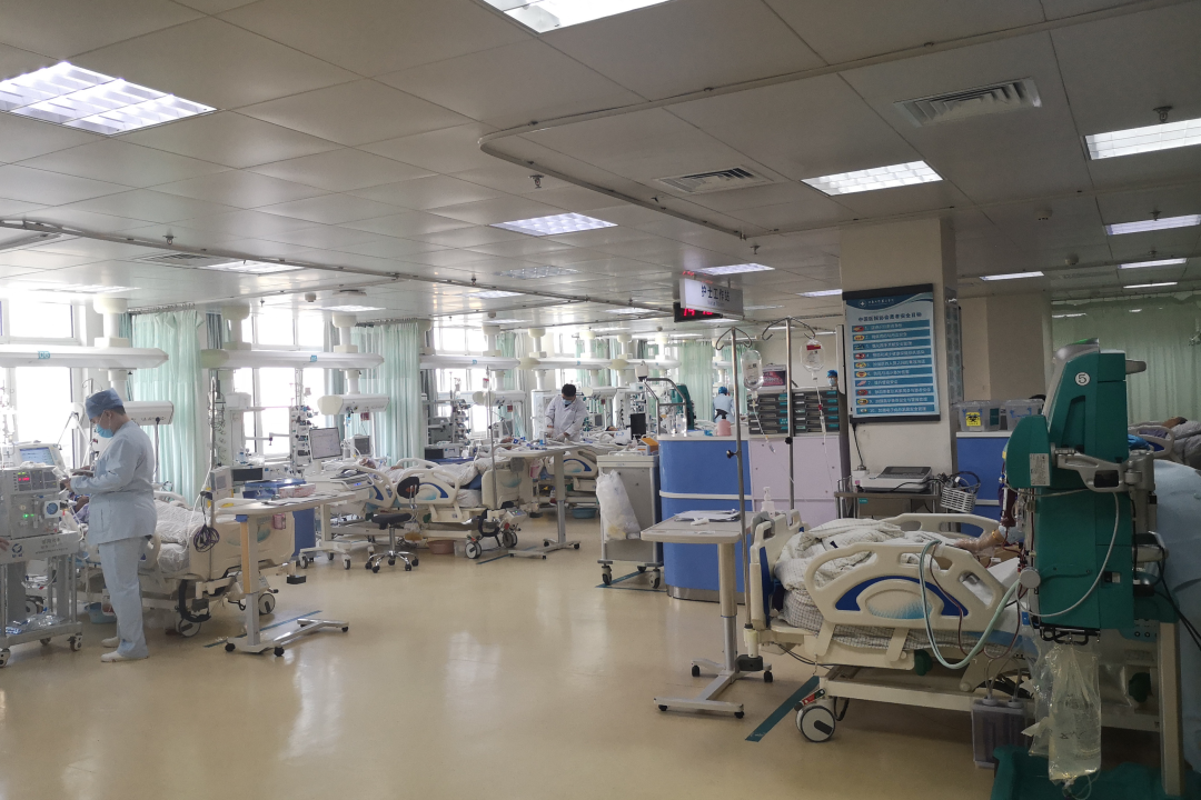 医院床位灯怎么关打造全链条急救闭环 EICU为危急重症患者守护生命之灯——山东大学第二医院重症医疗救治系列报道_https://www.jmylbn.com_新闻资讯_第4张