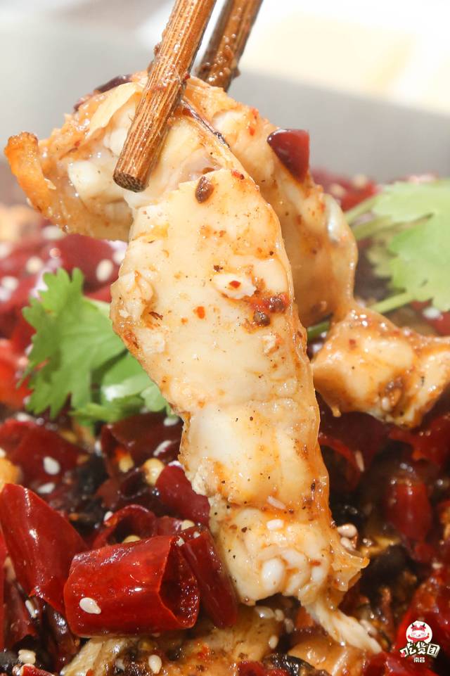 南昌老城区新崛起一座美食城,八大菜系连吃整月不重样!