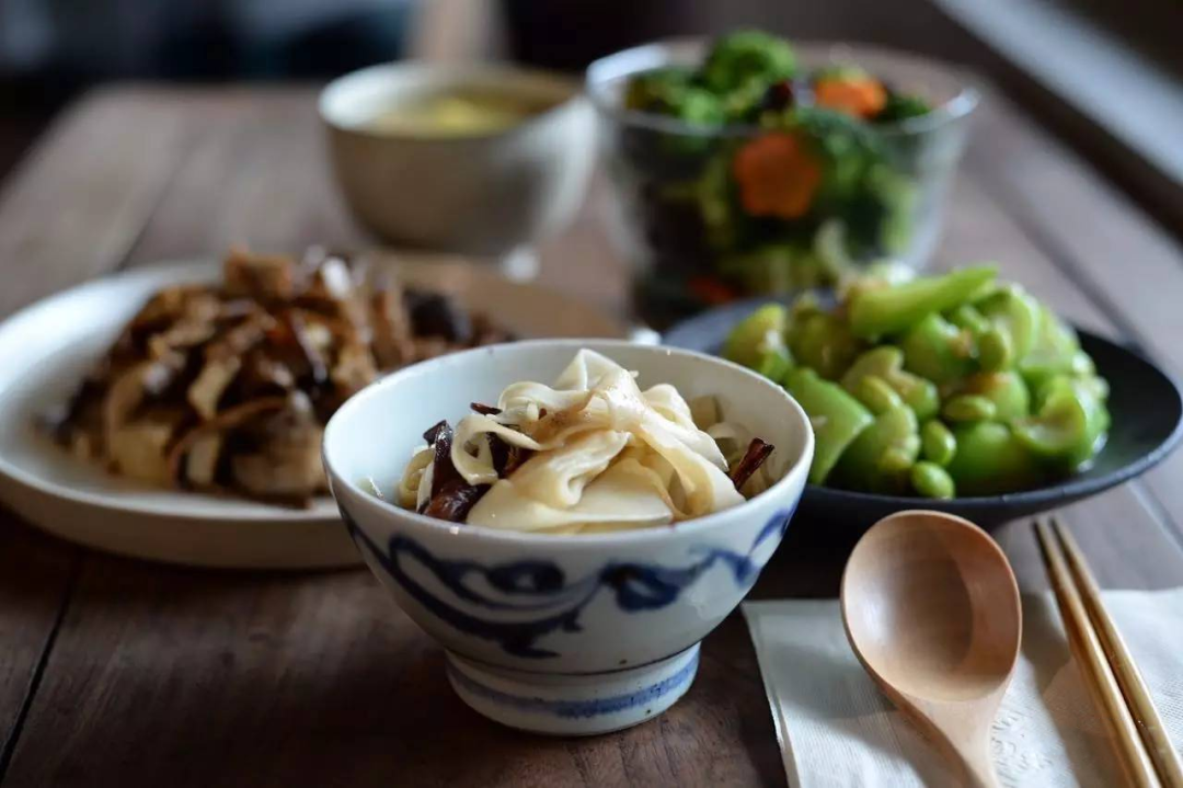 荤腥是指哪些食物_荤腥的拼音_荤腥