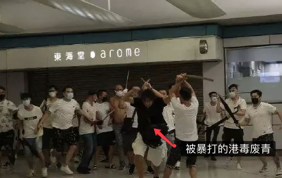 香港有多少人支持港独看他们当街被揍就知情况不妙！