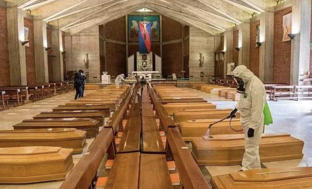 美国疫情死亡人数最新消息让人震精：西方神话瞬间死在了现实面前