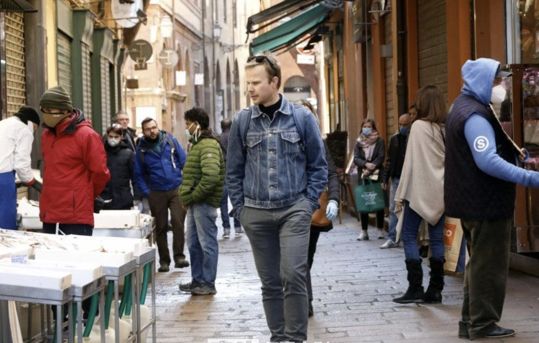 美国疫情死亡人数最新消息让人震精：西方神话瞬间死在了现实面前