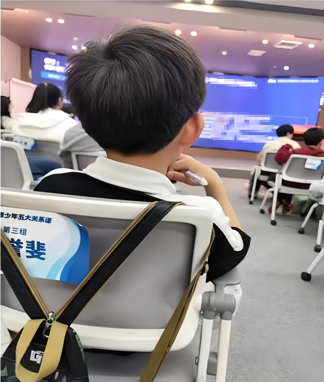 【青少年五大关系课】孩子在课堂上不举手、不发言，我差点失望透顶，直到另一位家长的话点醒了我……