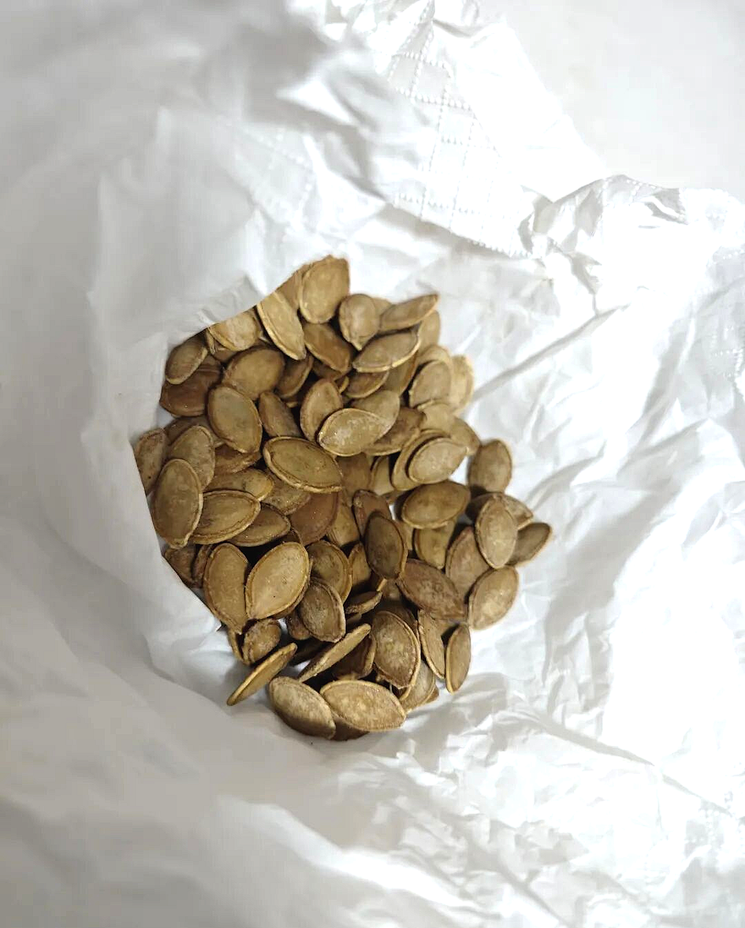 “给你，还温着呢！”——那把他藏在怀里的瓜子，胜过万千句“我爱你”