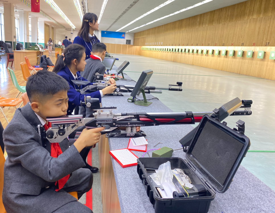 新川学子从这面“冠军墙”，学到了敢于亮枪的冠军气质！