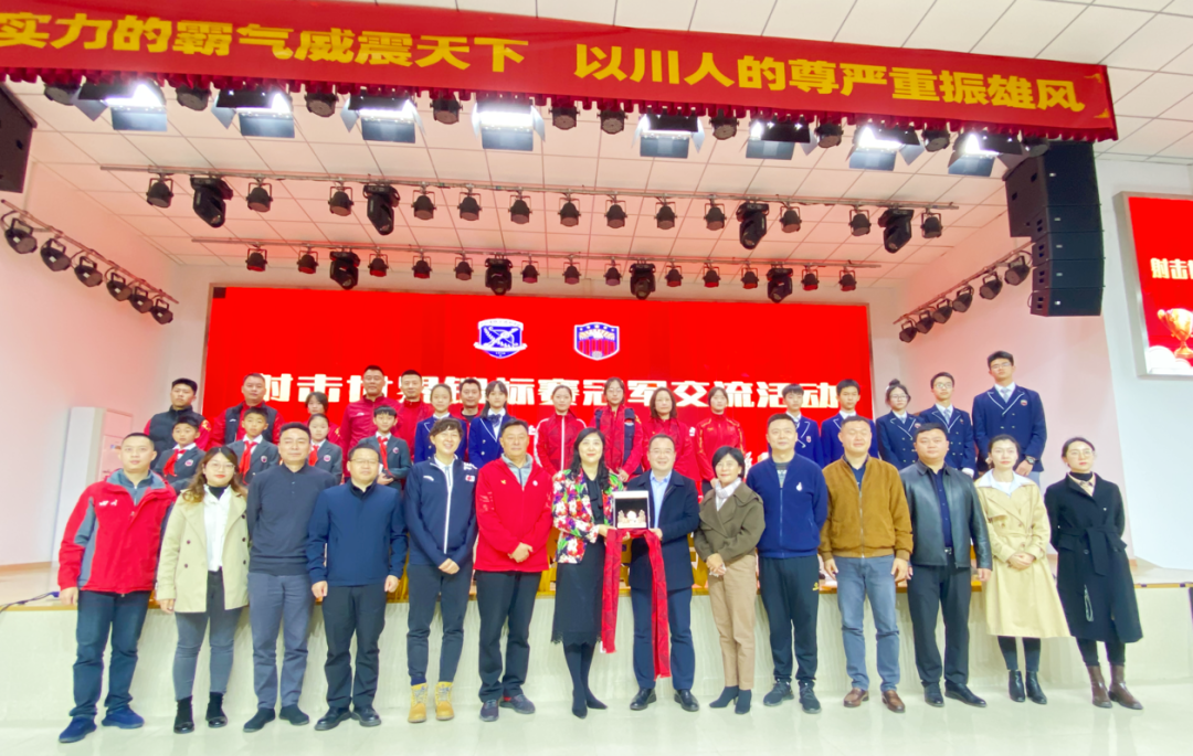 新川学子从这面“冠军墙”，学到了敢于亮枪的冠军气质！