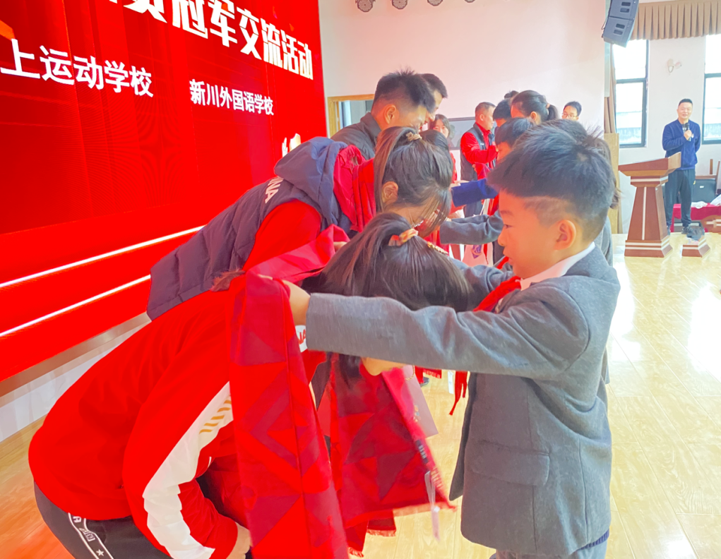 新川学子从这面“冠军墙”，学到了敢于亮枪的冠军气质！