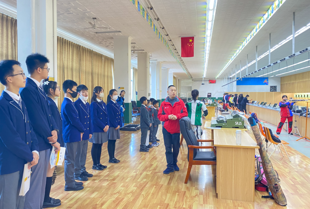 新川学子从这面“冠军墙”，学到了敢于亮枪的冠军气质！