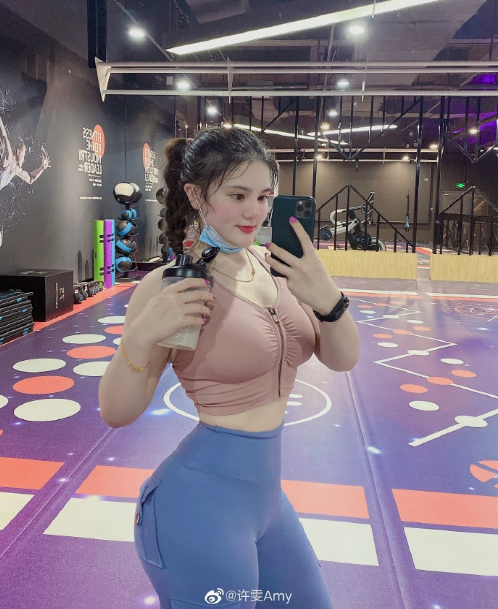 【美女】国产微胖女神：沙漏型身材＋完美腰臀比，这样的身材谁都扛不住（组图） - 17