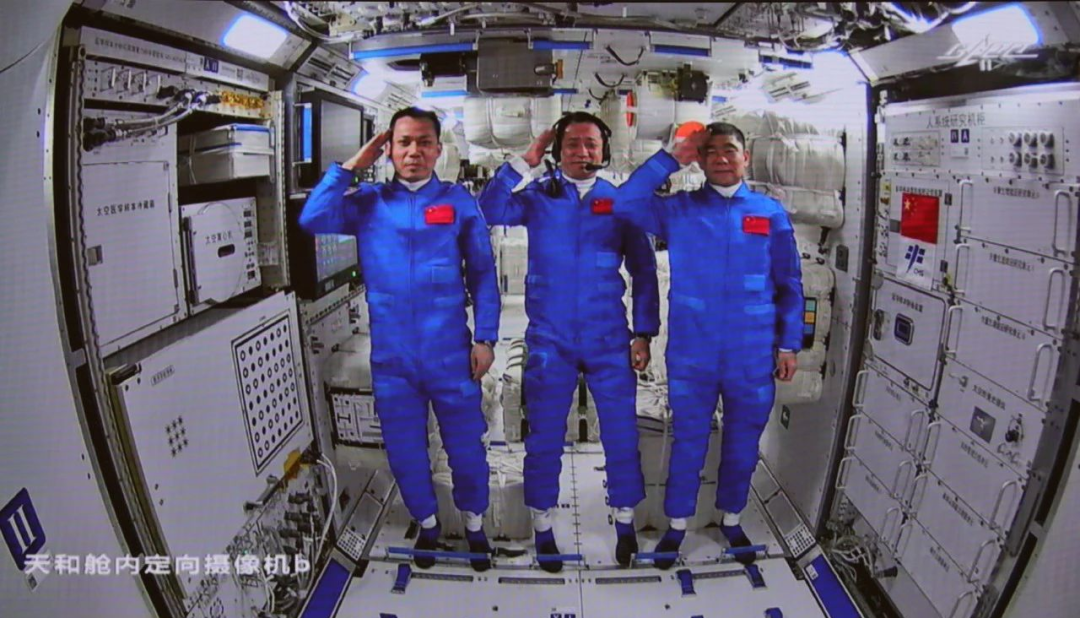 神州十二号宇航员进入天和核心舱，开启为期3个月的太空生活的图1