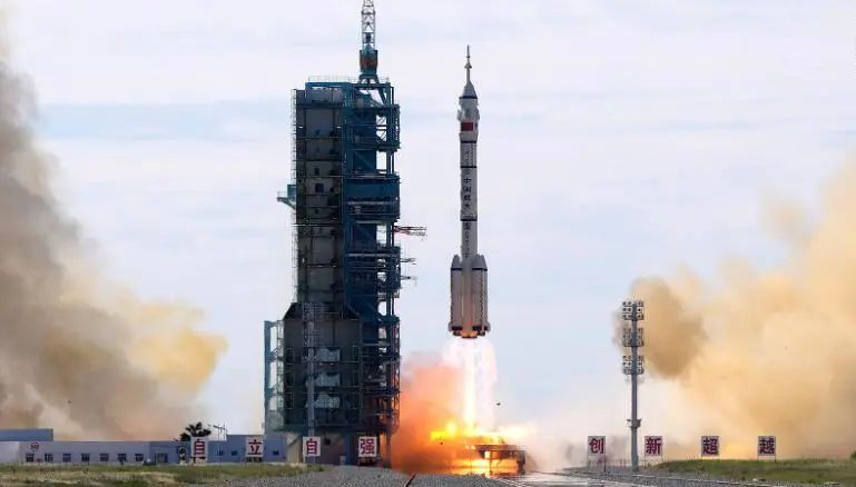 神州十二号宇航员进入天和核心舱，开启为期3个月的太空生活的图2