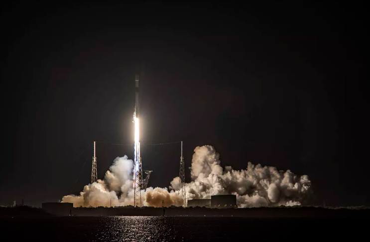 SpaceX再次打破火箭重復使用次數記錄，10手火箭安全回收！的圖1