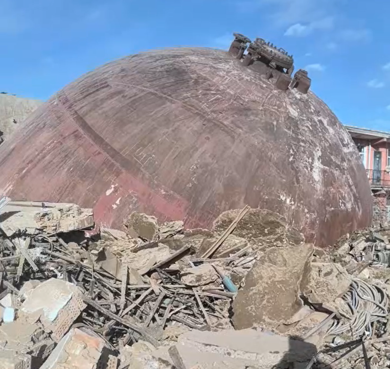 从爆炸中心飞落的罐体。图片截自受访者提供的视频画面