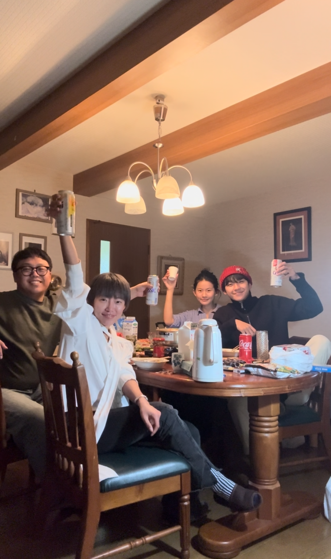 在低价买下的一户建房子里，摄影师尼鹿喜欢和朋友聚在一起围炉取暖。（受访者尼鹿供图）