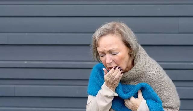 晚上躺下就胸闷气短中医用这些食材煮水喝就能断根