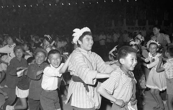 玻璃球,看小人书娱乐精华发扬光大可以说是将60年代1970年代吃饱了也