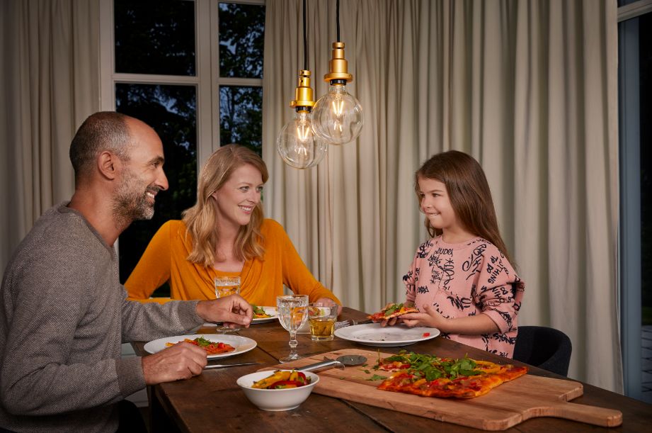 一家人圍坐在一起