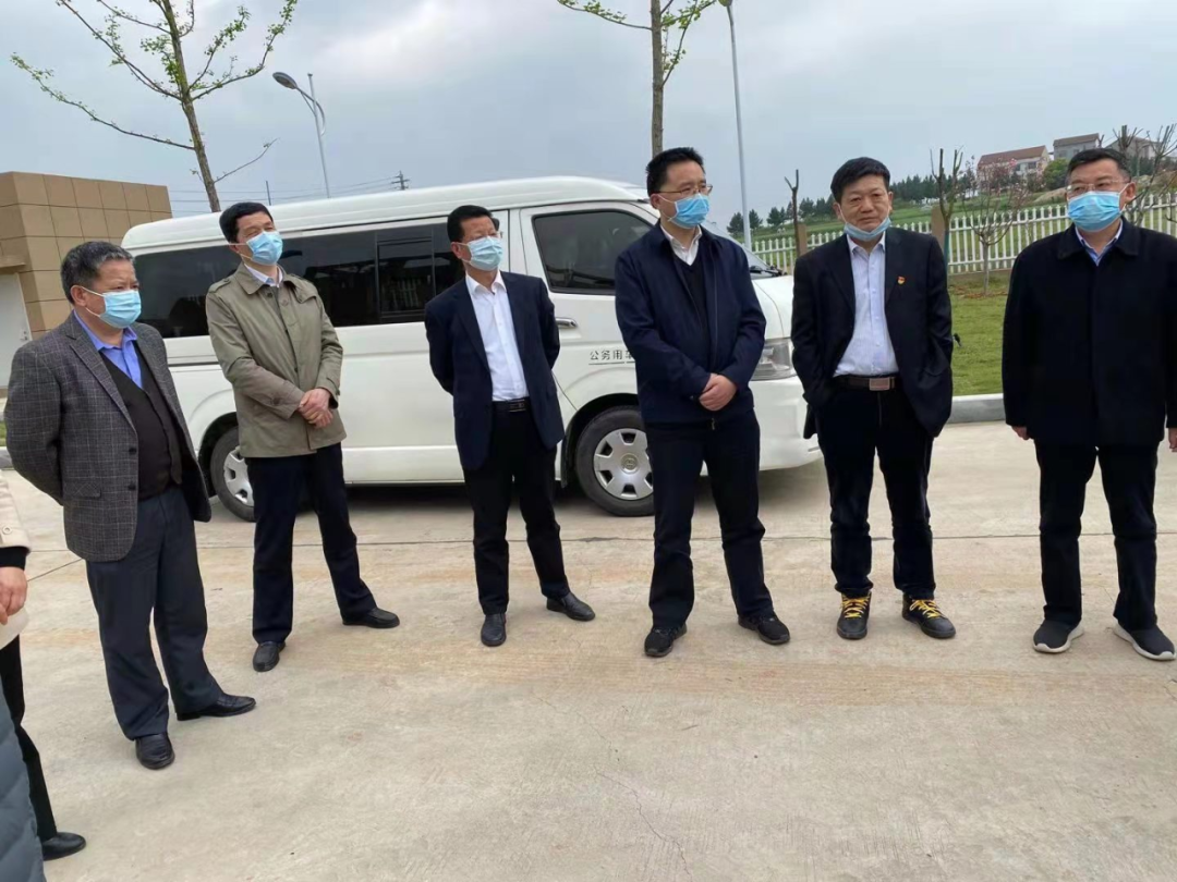 黄冈市生态环境局党组成员潘金雄全程陪同调研,罗田县人大副主任程