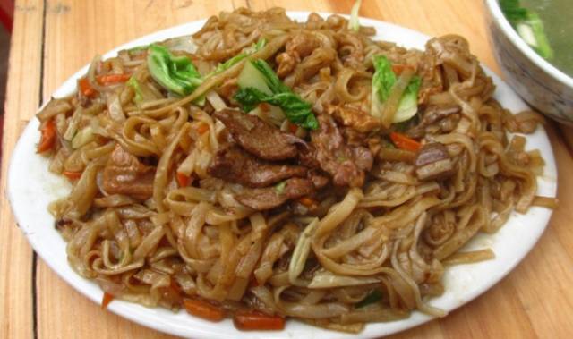 和抱罗粉一样,海南人把炒粿当点心,只要喜欢,早中晚三餐均可享受.