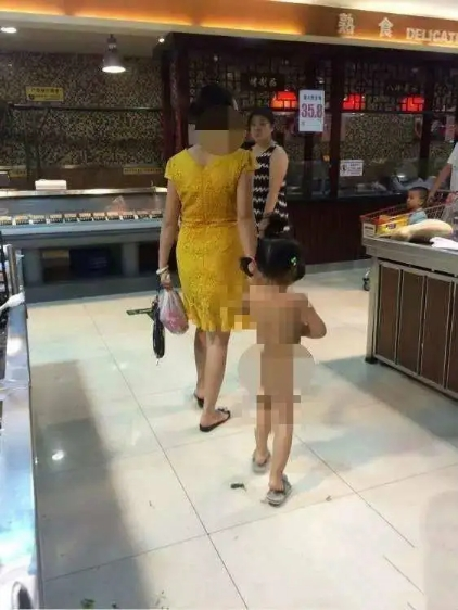 中国小学生偷拍妈妈“私房照”，照片流传网络！当着孩子面换衣服，危害竟然这么大！（组图） - 8