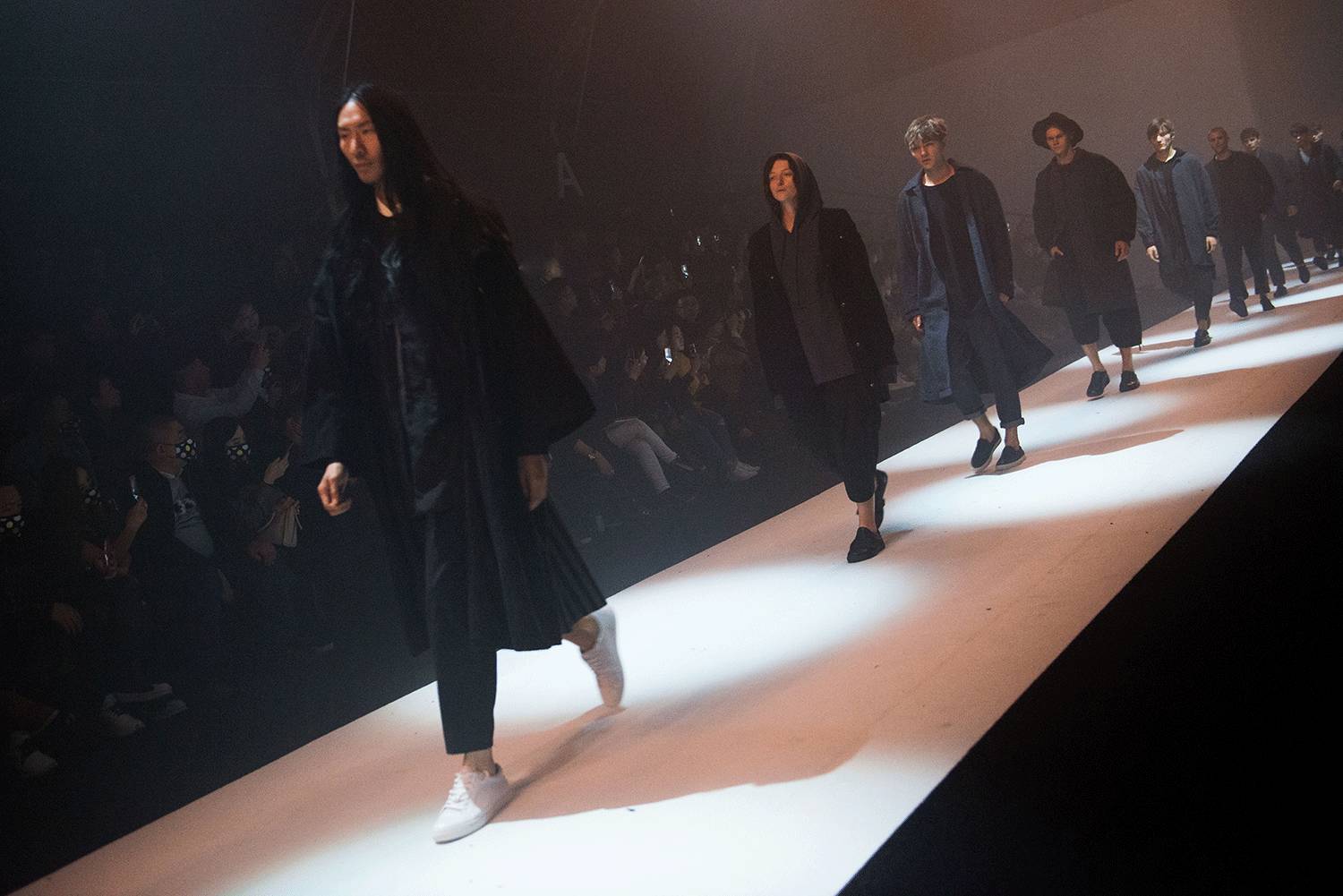 磁器带你看上海时装周4月10日惊喜不断的主会场秀评绝对不能错过