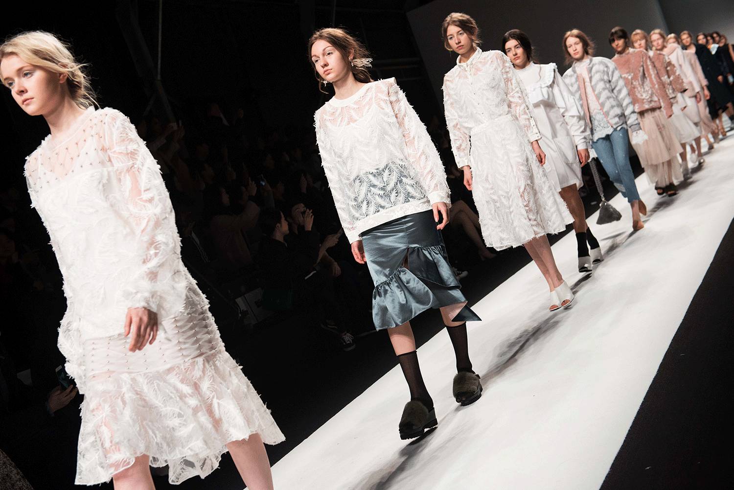 磁器带你看上海时装周4月9日魔都风雨也挡不住明星的脚步