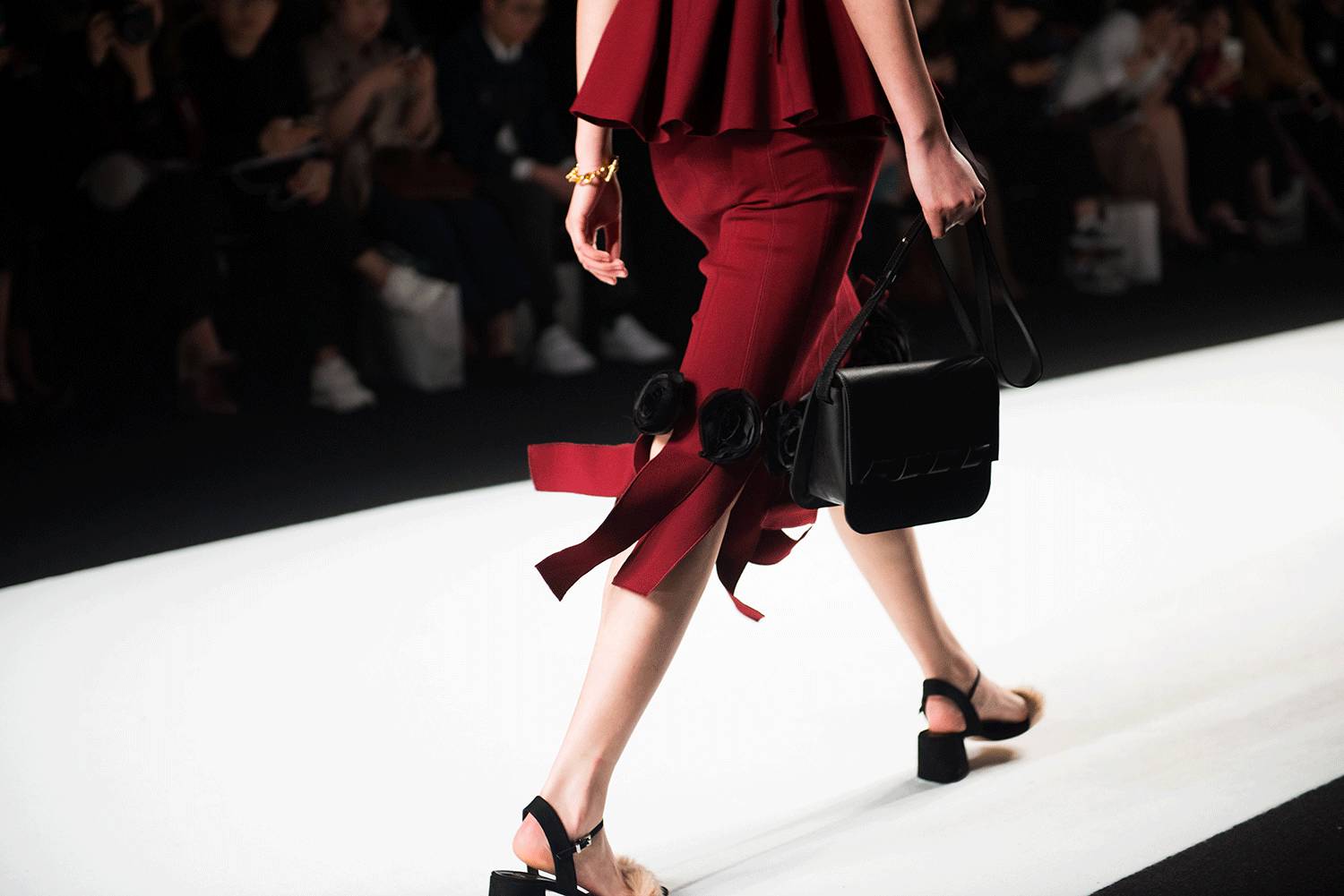 磁器带你看上海时装周4月9日魔都风雨也挡不住明星的脚步