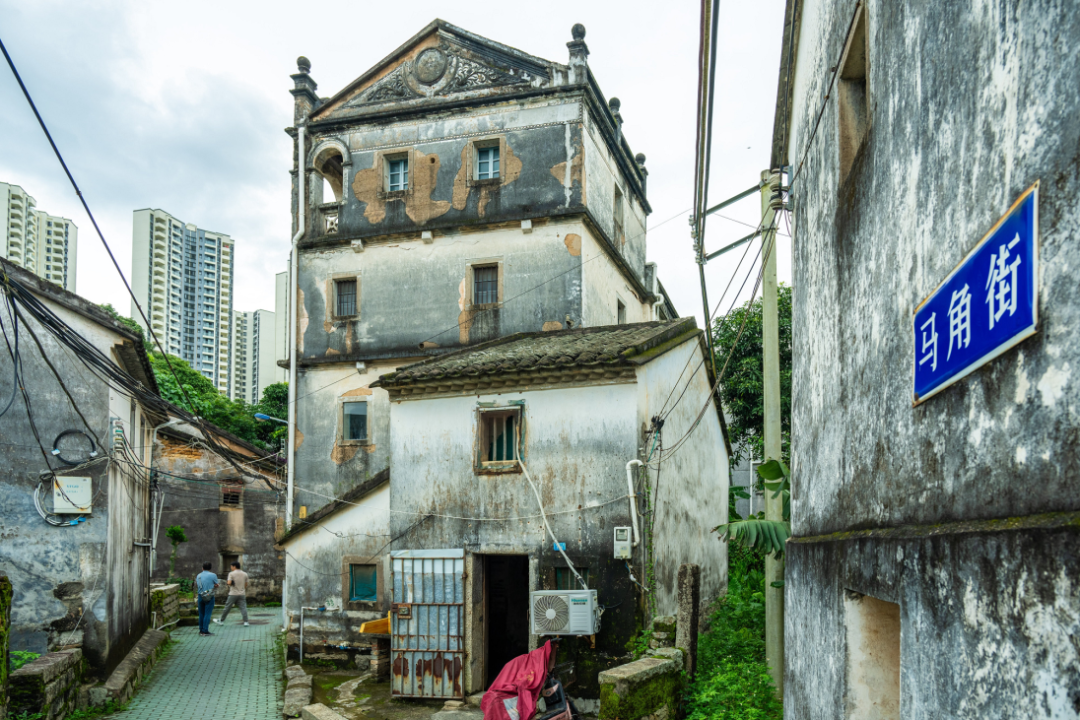 在马角街可以感受新旧建筑的对比。
