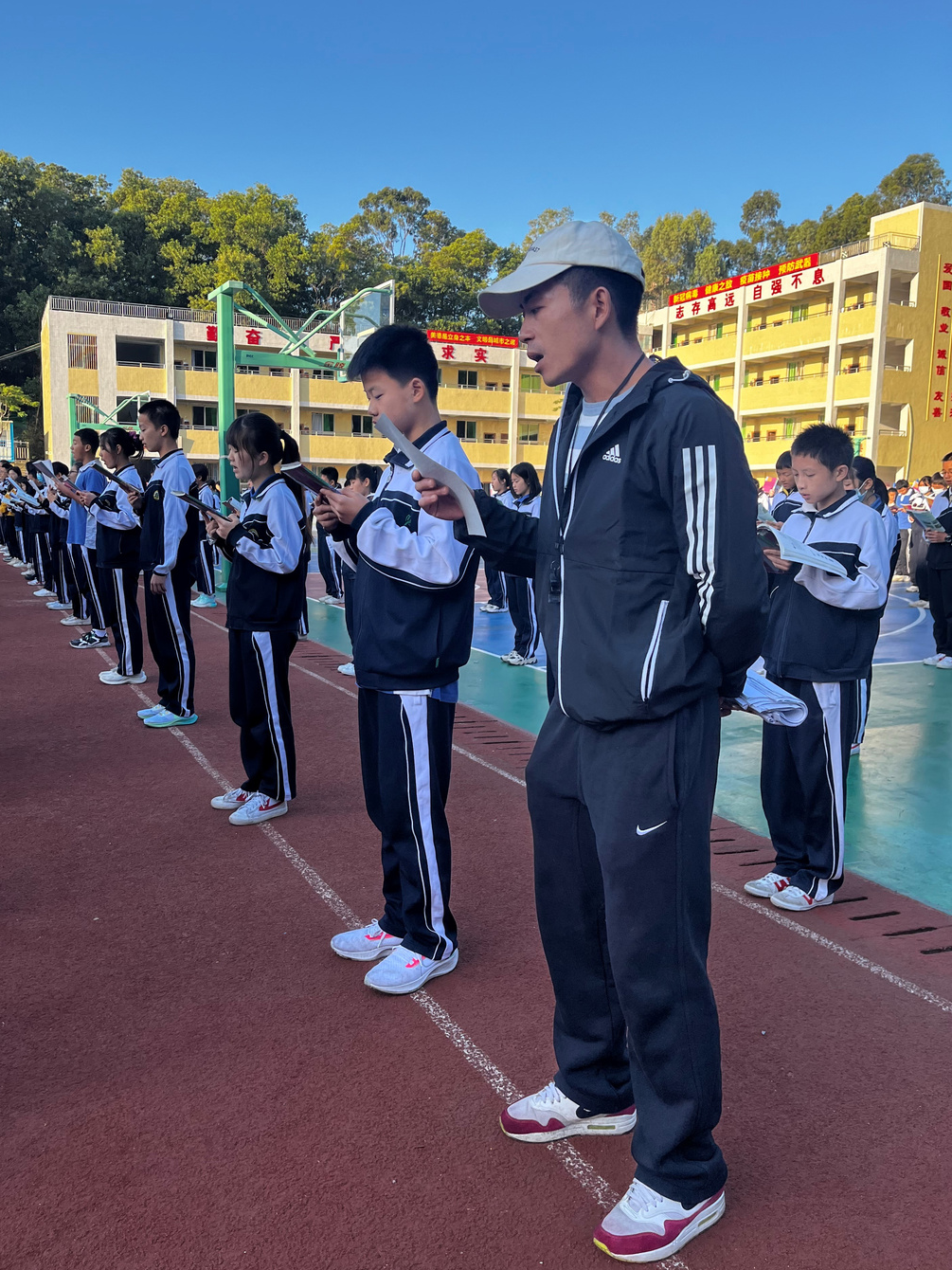 龙丰学校开展宪法晨读活动让宪法声入人心